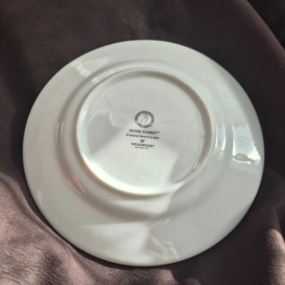 Wedgwood Peter Rabbit Christening Plate Beatrix Potter Bone China England 2010 - Picture 5 of 5